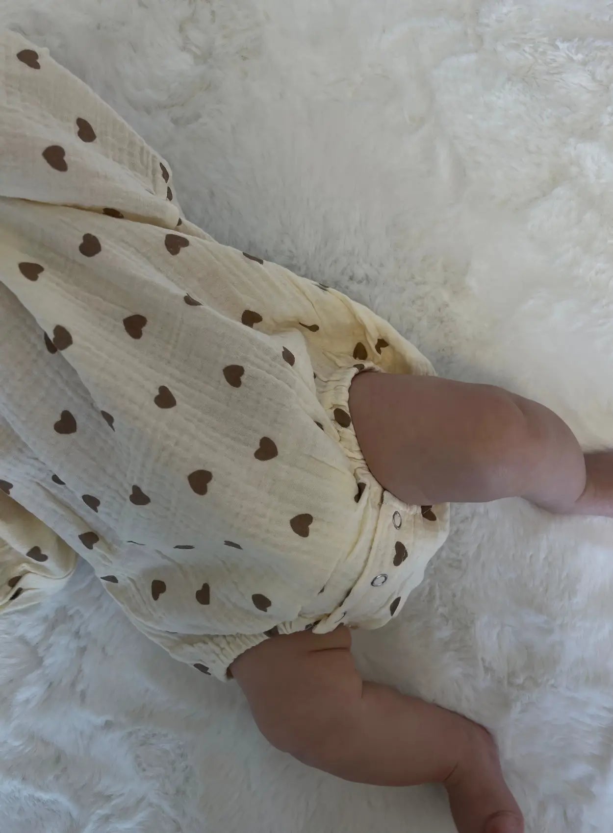 vetement-bebe-barboteuse-en-gaze-de-coton-avec-petits-motifs-coeurs-marron-et-beige