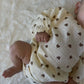 vetement-bebe-barboteuse-en-gaze-de-coton-avec-petits-motifs-coeurs-marron-et-beige