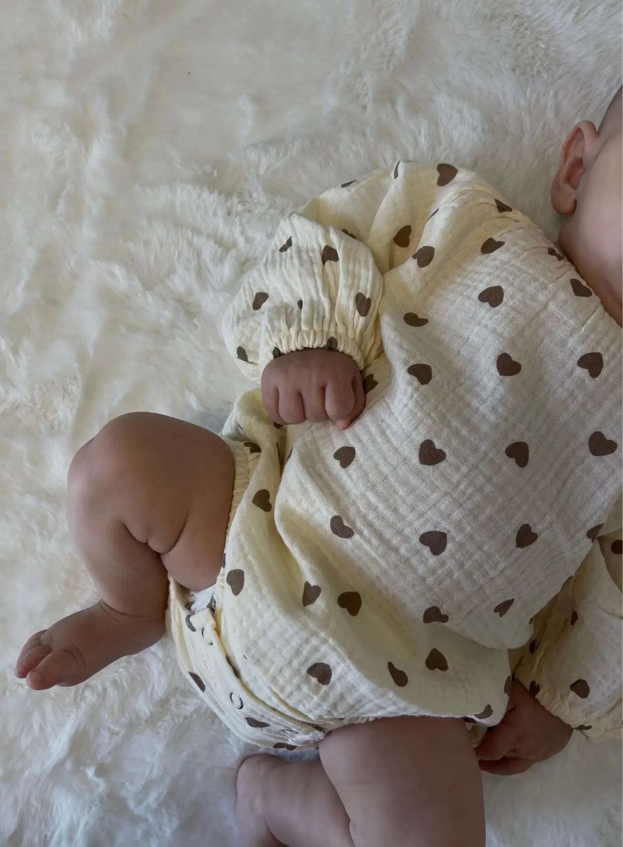 vetement-bebe-barboteuse-en-gaze-de-coton-avec-petits-motifs-coeurs-marron-et-beige