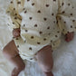 vetement-bebe-barboteuse-en-gaze-de-coton-avec-petits-motifs-coeurs-marron-et-beige