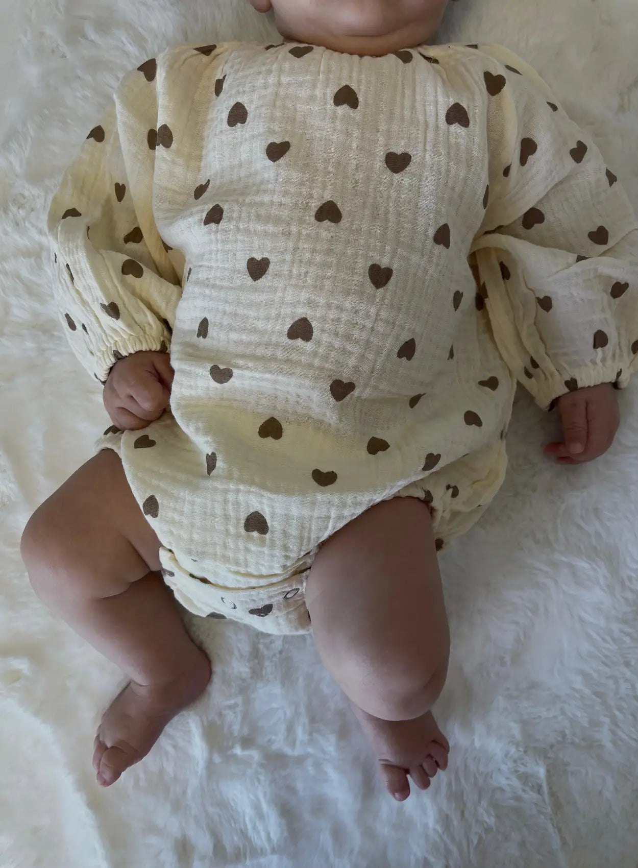 vetement-bebe-barboteuse-en-gaze-de-coton-avec-petits-motifs-coeurs-marron-et-beige