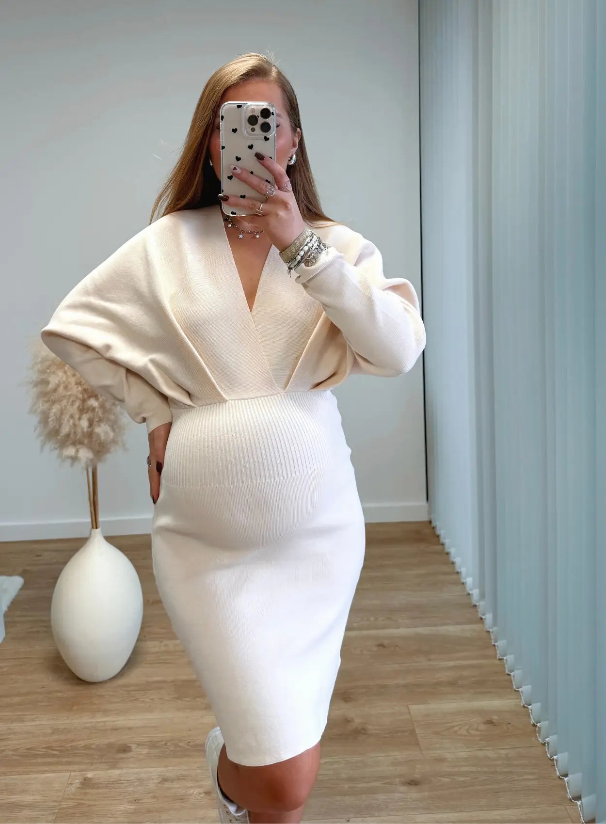 robe-longue-de-grossesse-élégante-à-plis-sur-le-haut-de-la-robe-beige-crème