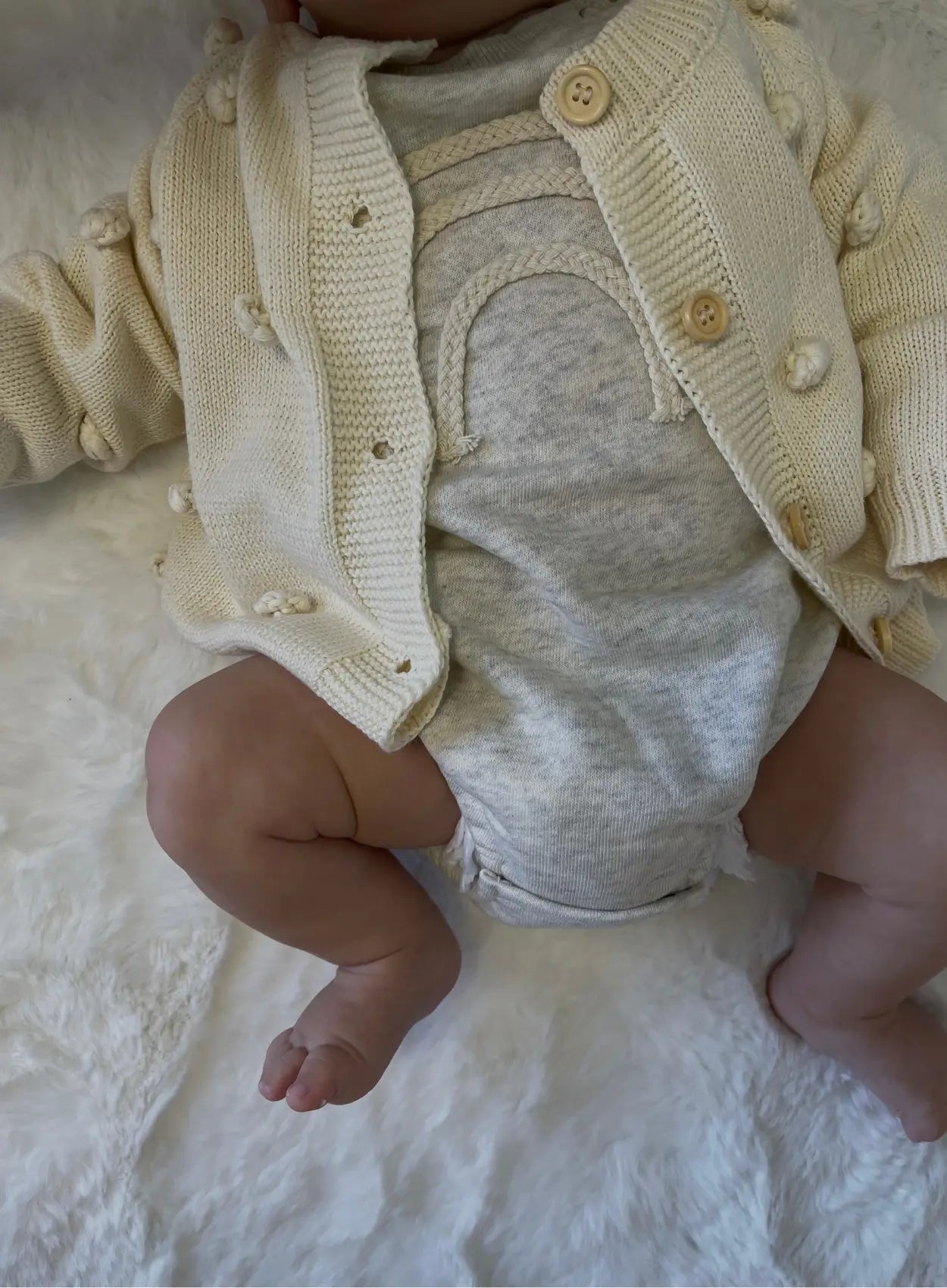 vetement-bebe-gilet-en-maille-à-pois-texturès-beige-pour-bébé