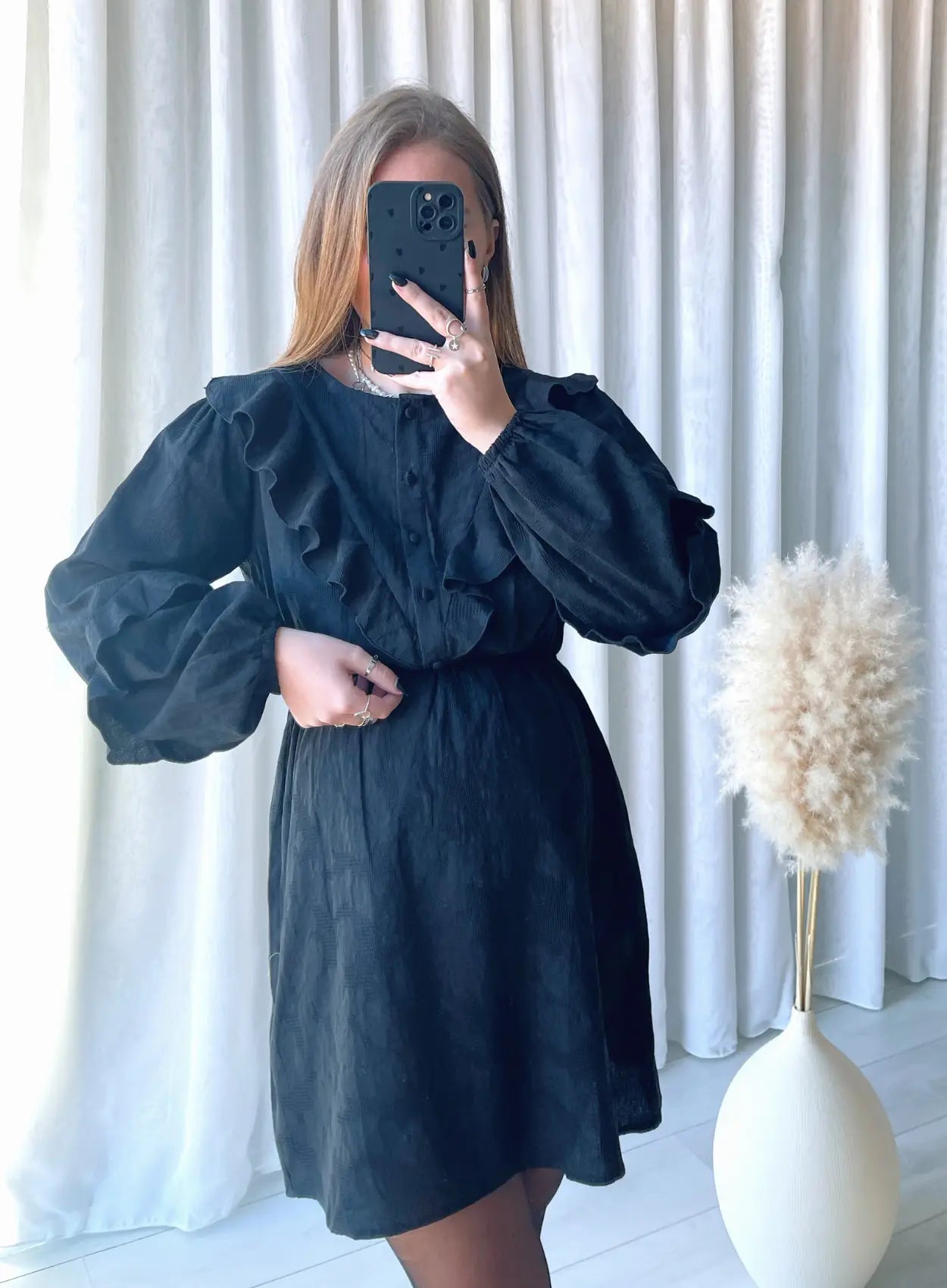 robe-courte-de-grossesse-noire-à-volants