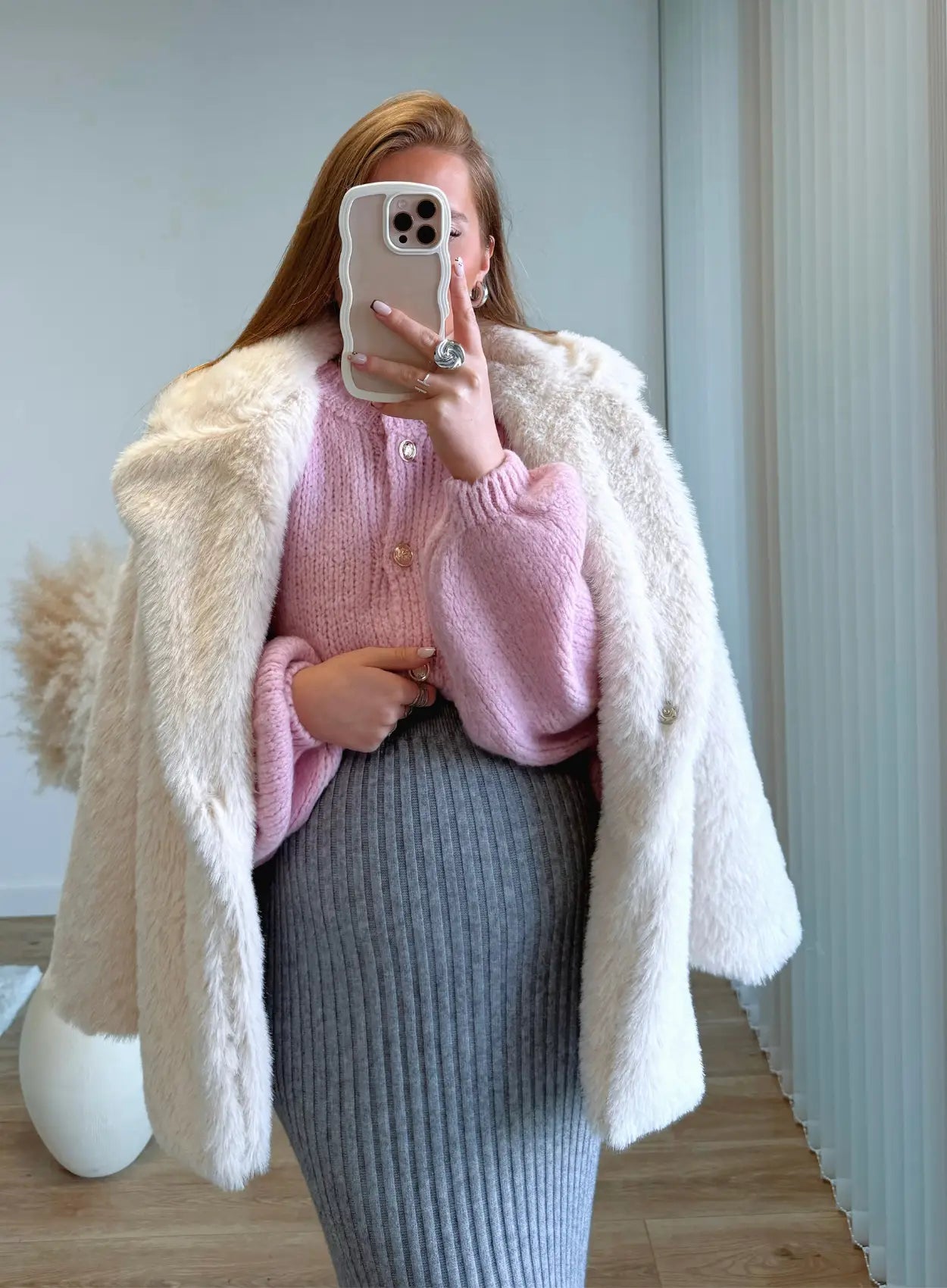 pull-gilet-de-grossesse-en-maille-rose-irréversible 