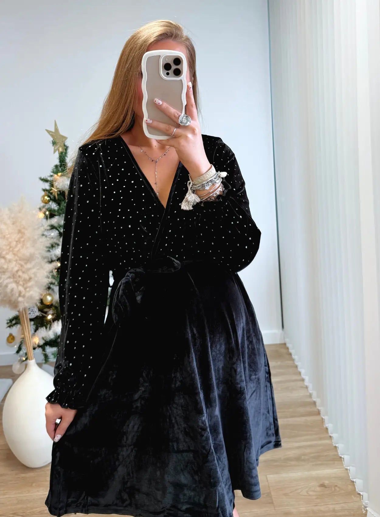 robe-courte-de-grossesse-en-velours-a-paillettes-noire