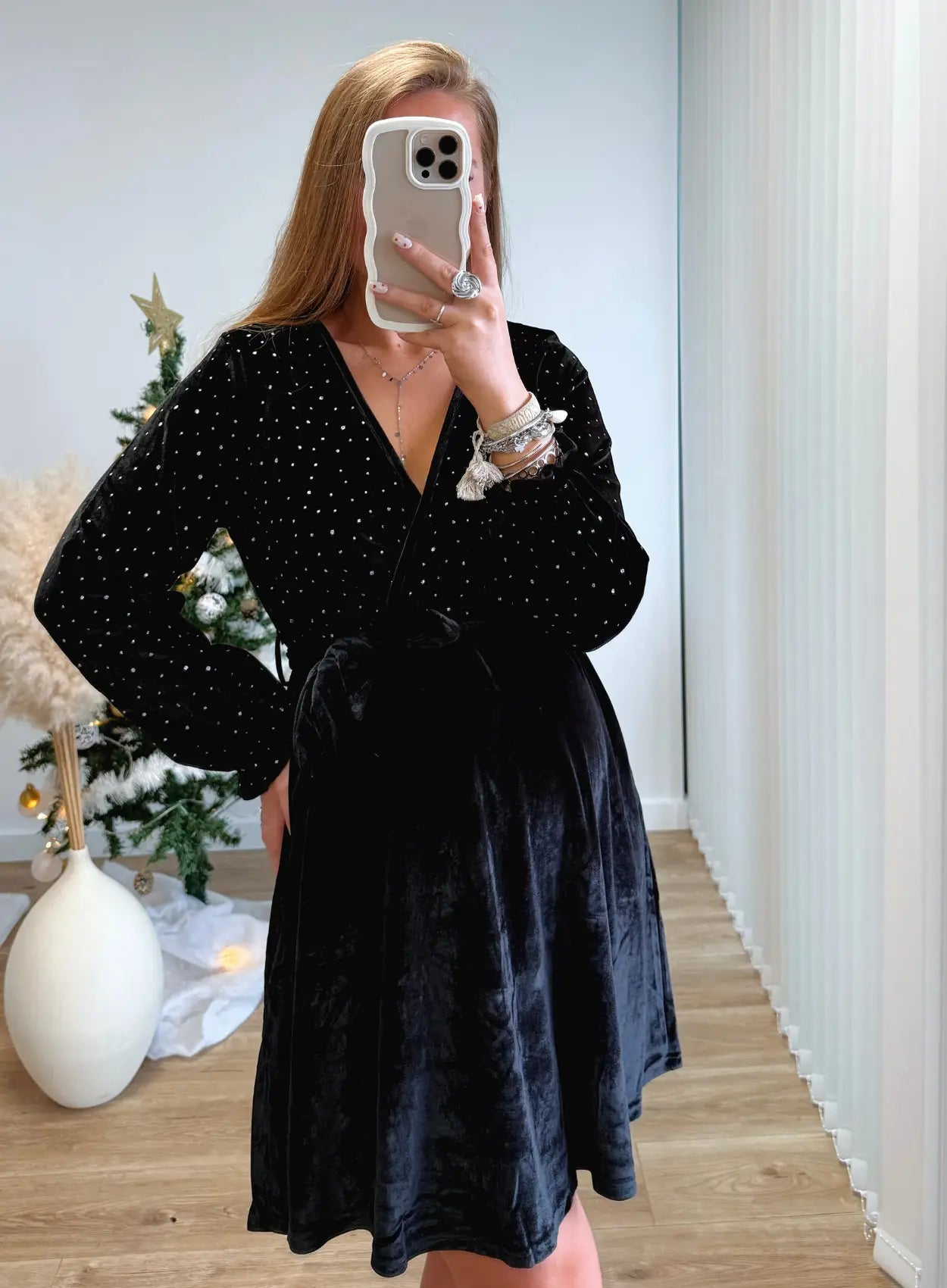 robe-courte-de-grossesse-en-velours-a-paillettes-noire