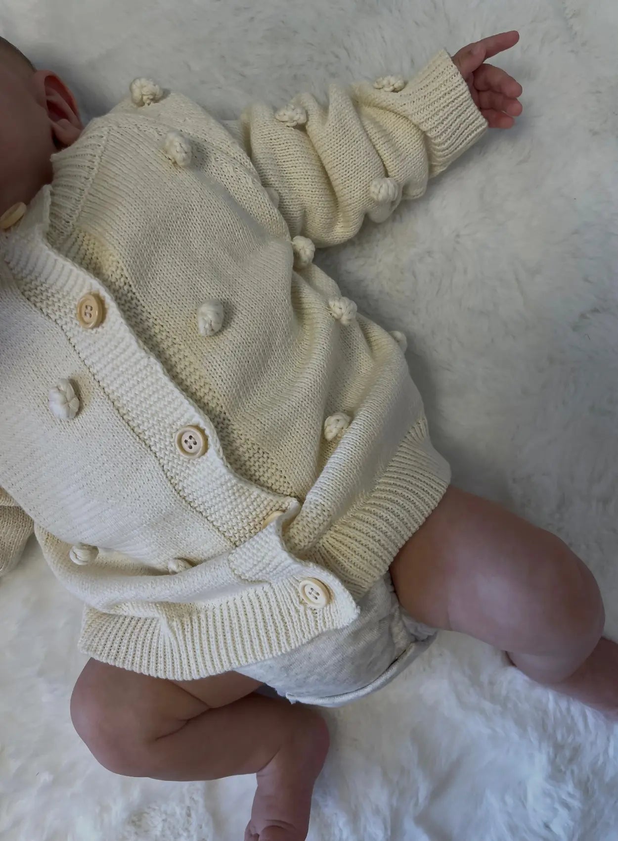 vetement-bebe-gilet-en-maille-à-pois-texturès-beige-pour-bébé