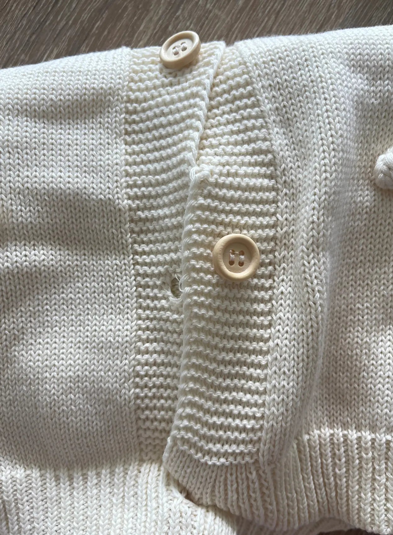 vetement-bebe-gilet-en-maille-à-pois-texturès-beige-pour-bébé