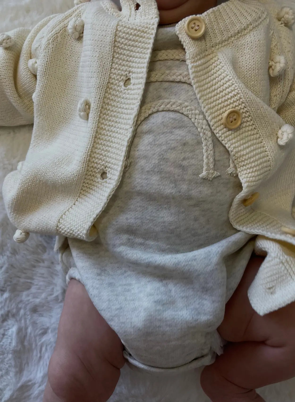 vetement-bebe-gilet-en-maille-à-pois-texturès-beige-pour-bébé