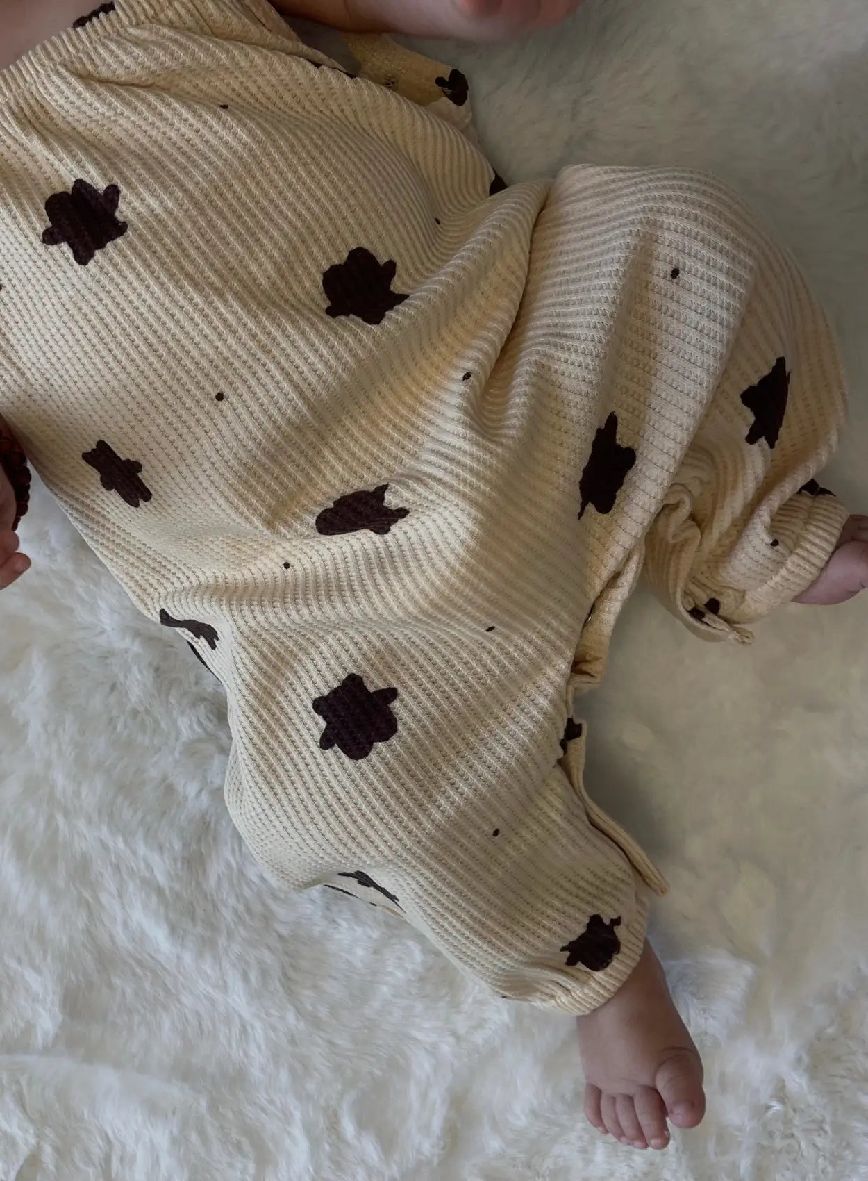 vetement-bebe-salopette-en-maille-ourson-pour-bebe-beige