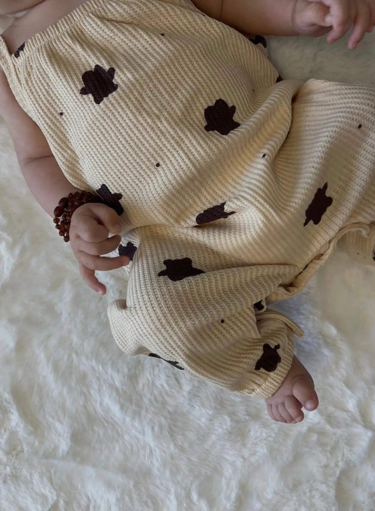 vetement-bebe-salopette-en-maille-ourson-pour-bebe-beige