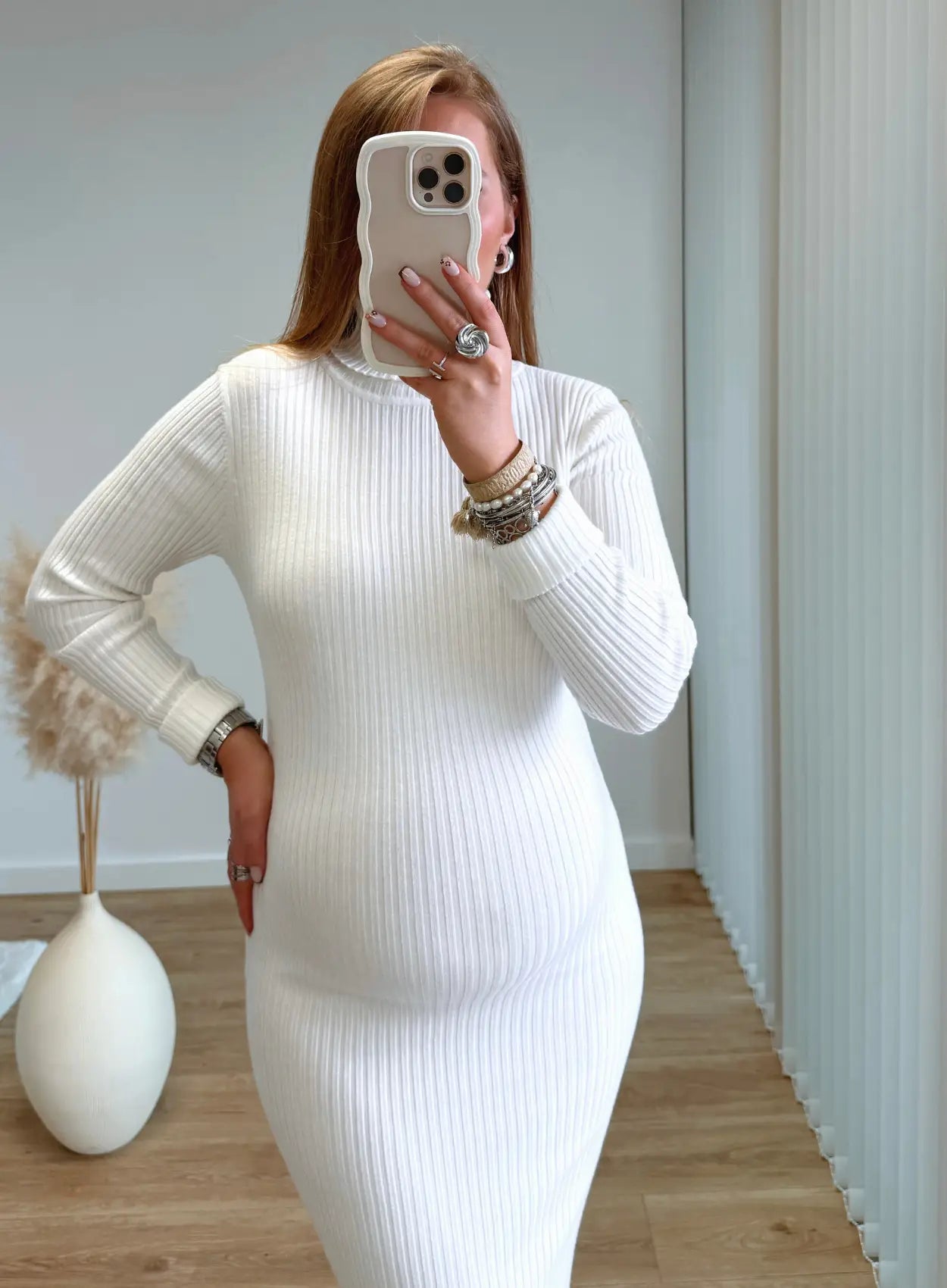 robe-longue-de-grossesse-col-roulé-blanche-en-maille