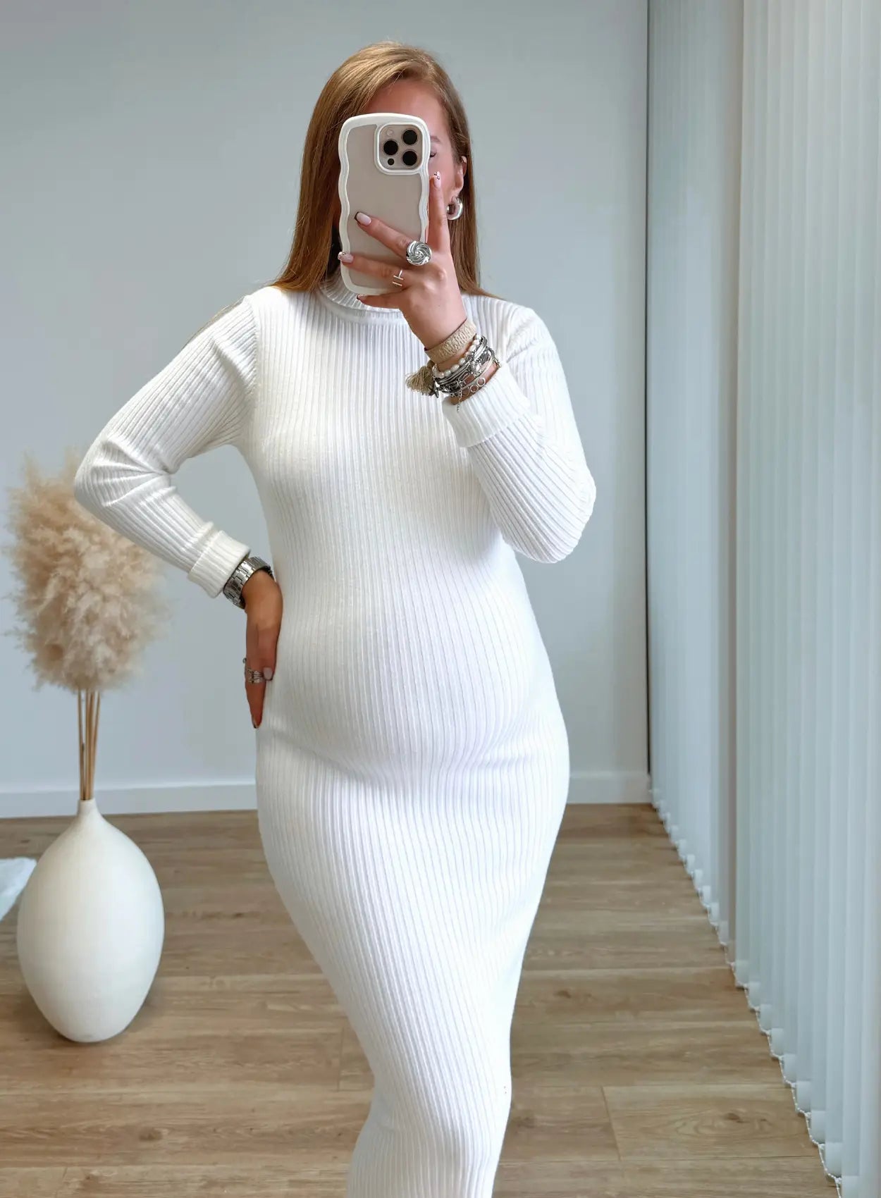 robe-longue-de-grossesse-col-roulé-blanche-en-maille