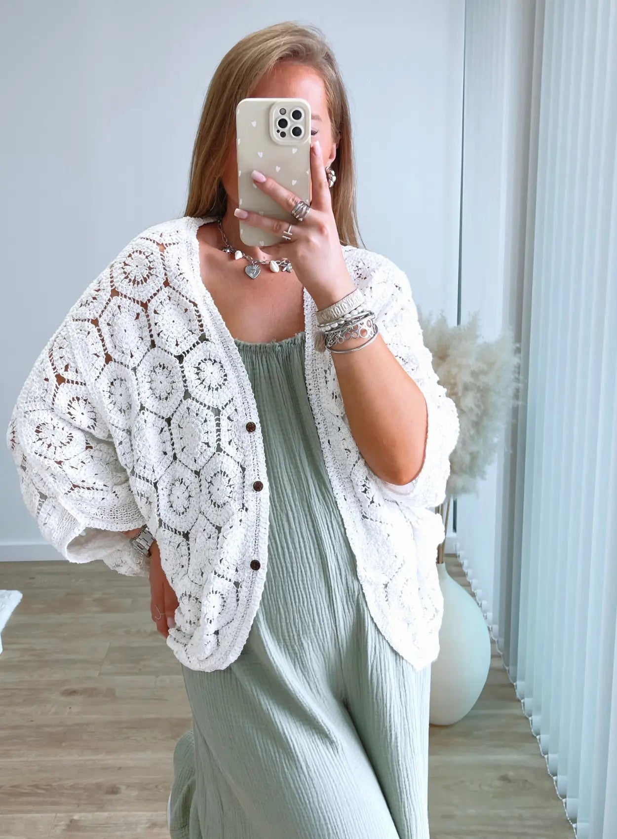 veste-de-grossesse-blanche-en-crochet