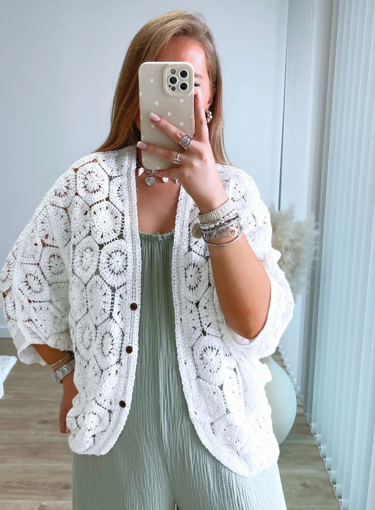 veste-de-grossesse-blanche-en-crochet