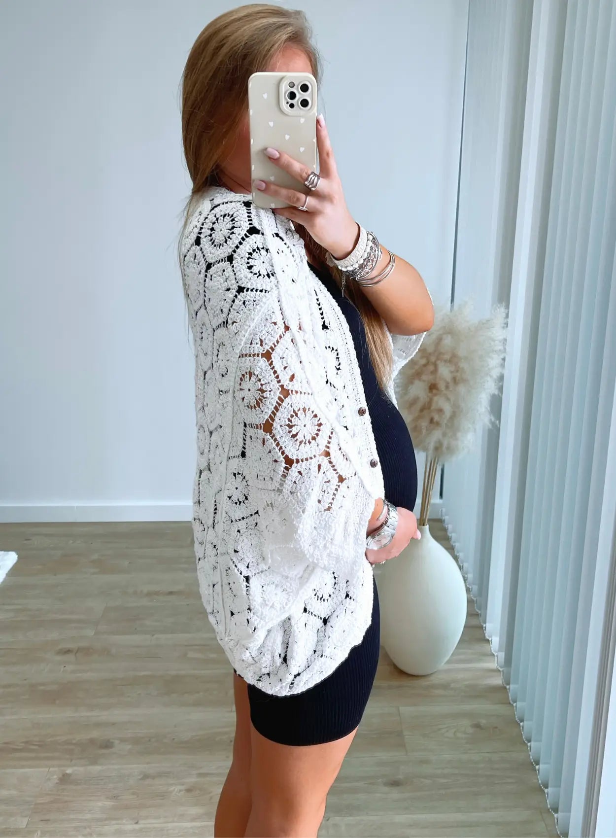 veste-de-grossesse-blanche-en-crochet