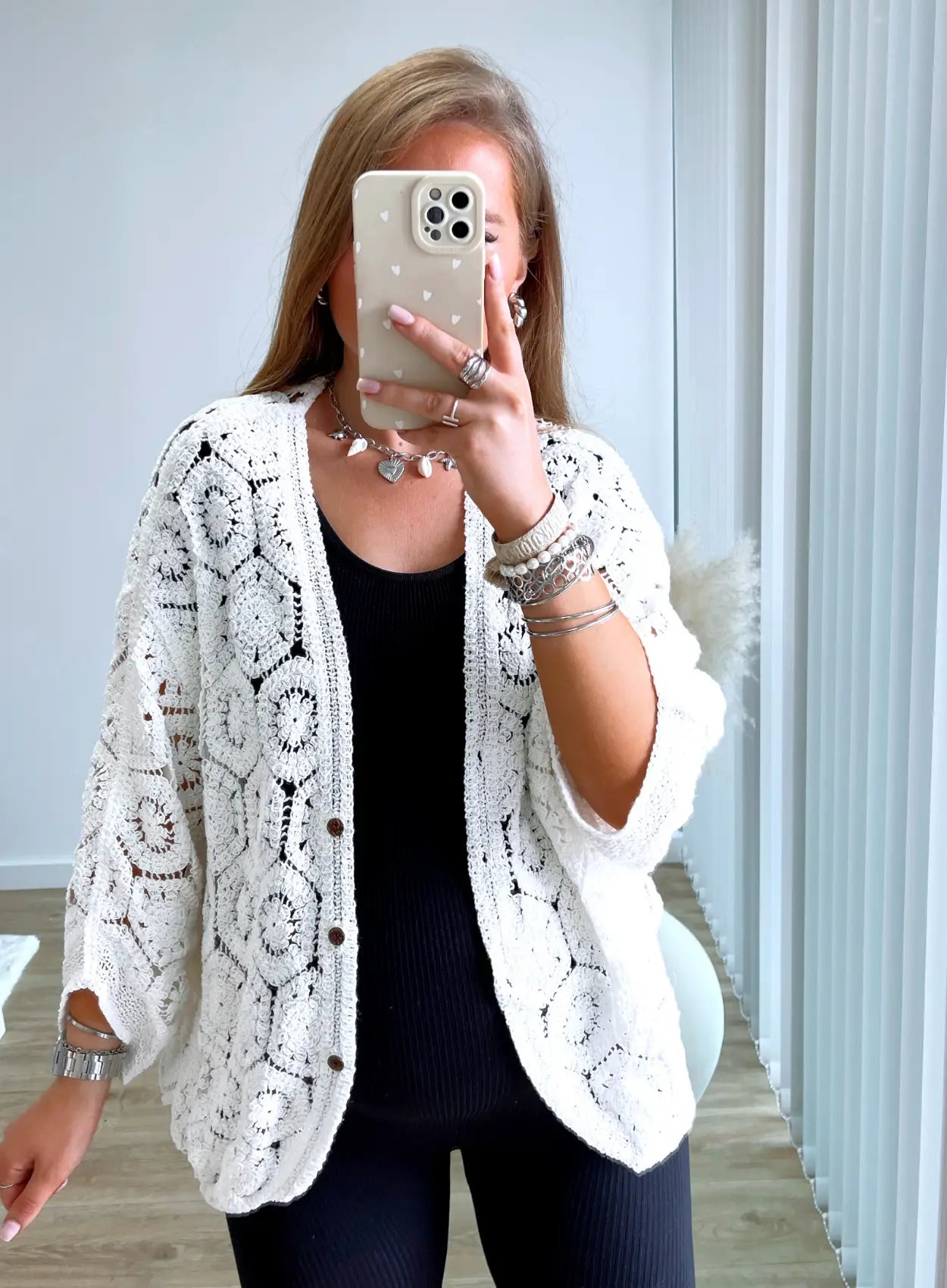 veste-de-grossesse-blanche-en-crochet