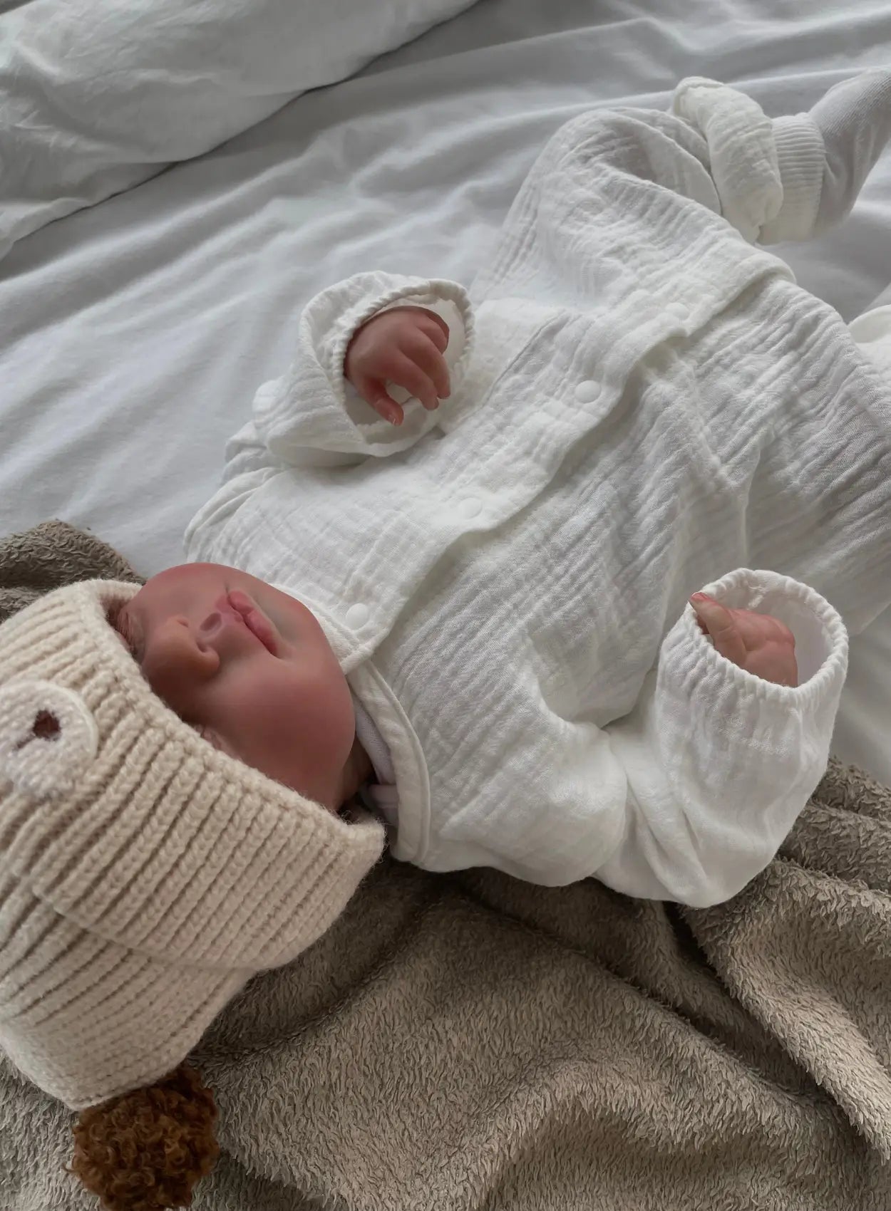 tenue-en-gaze-de-coton-blanche-pour-bébé