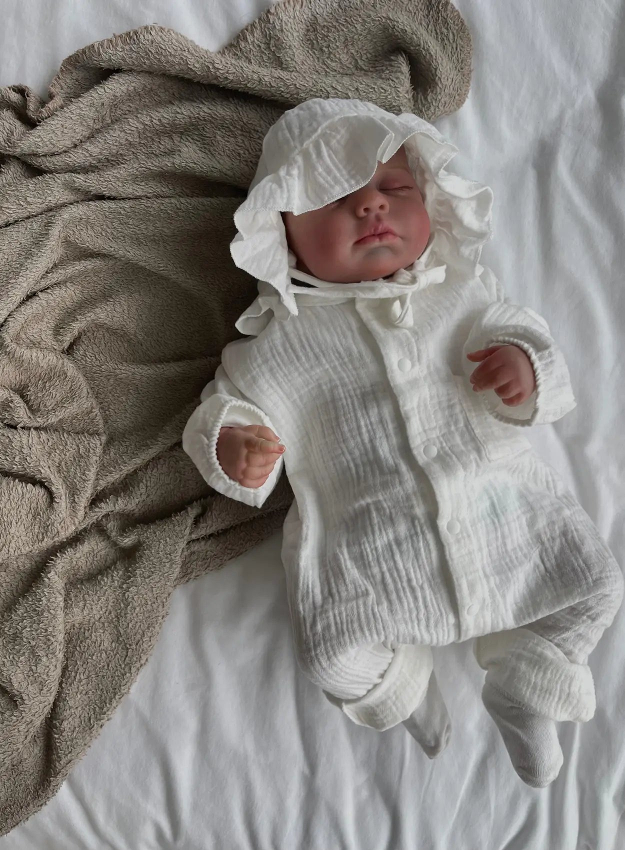 tenue-en-gaze-de-coton-blanche-pour-bébé