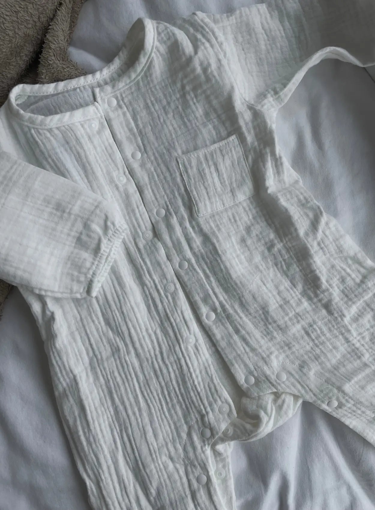 tenue-en-gaze-de-coton-blanche-pour-bébé