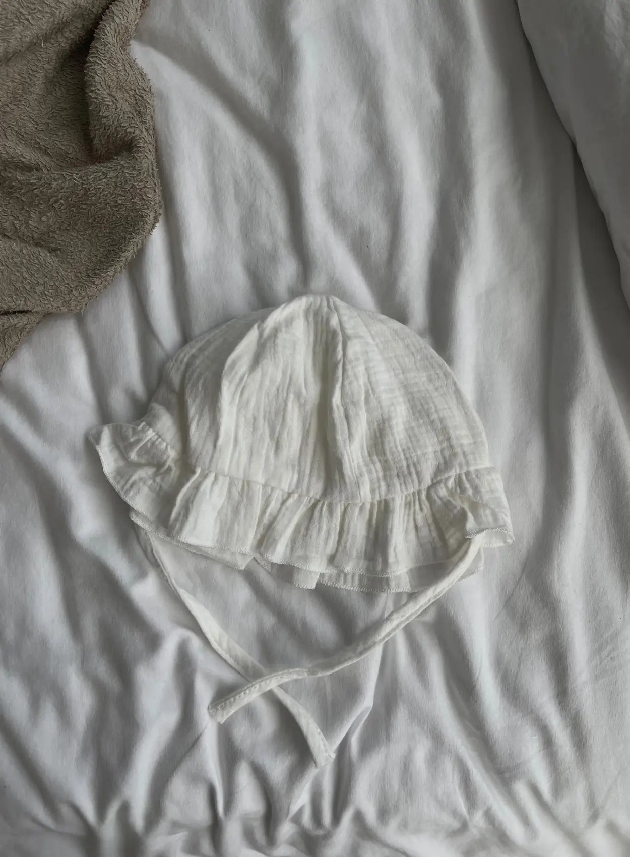 tenue-en-gaze-de-coton-blanche-pour-bébé