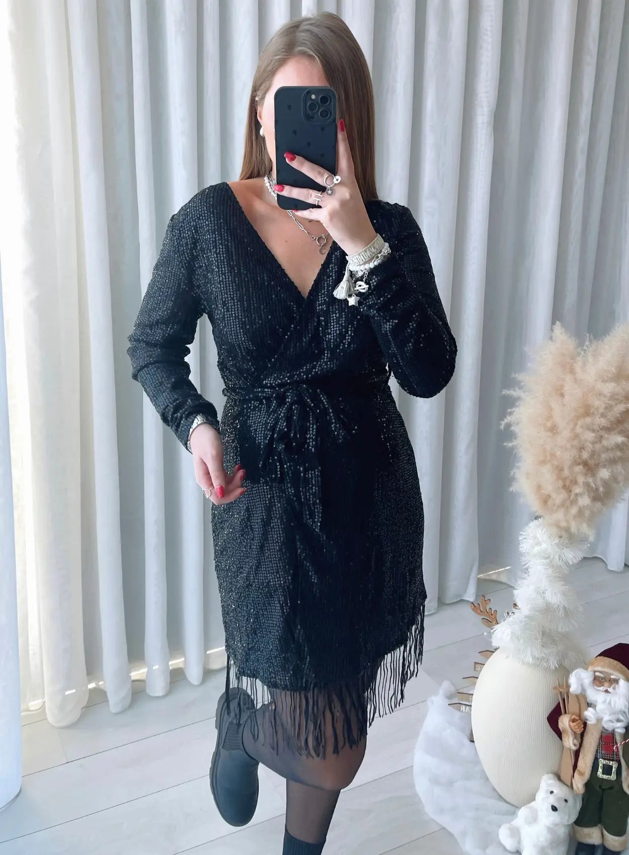 robe-courte-de-grossesse-à-sequins-noire-avec-franges