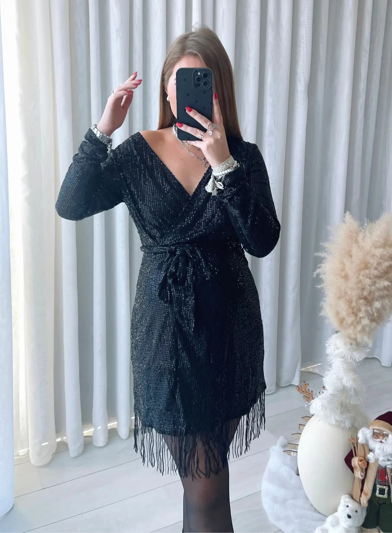 robe-courte-de-grossesse-à-sequins-noire-avec-franges