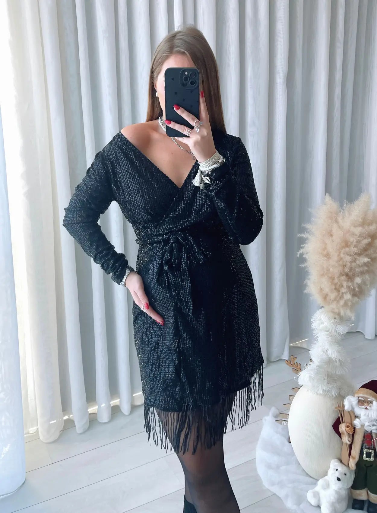 robe-courte-de-grossesse-à-sequins-noire-avec-franges