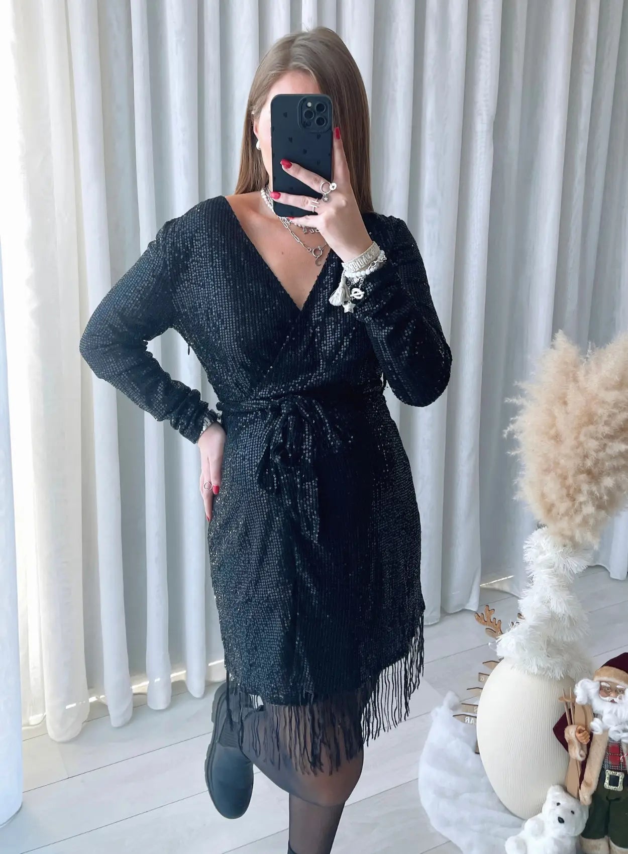 robe-courte-de-grossesse-à-sequins-noire-avec-franges