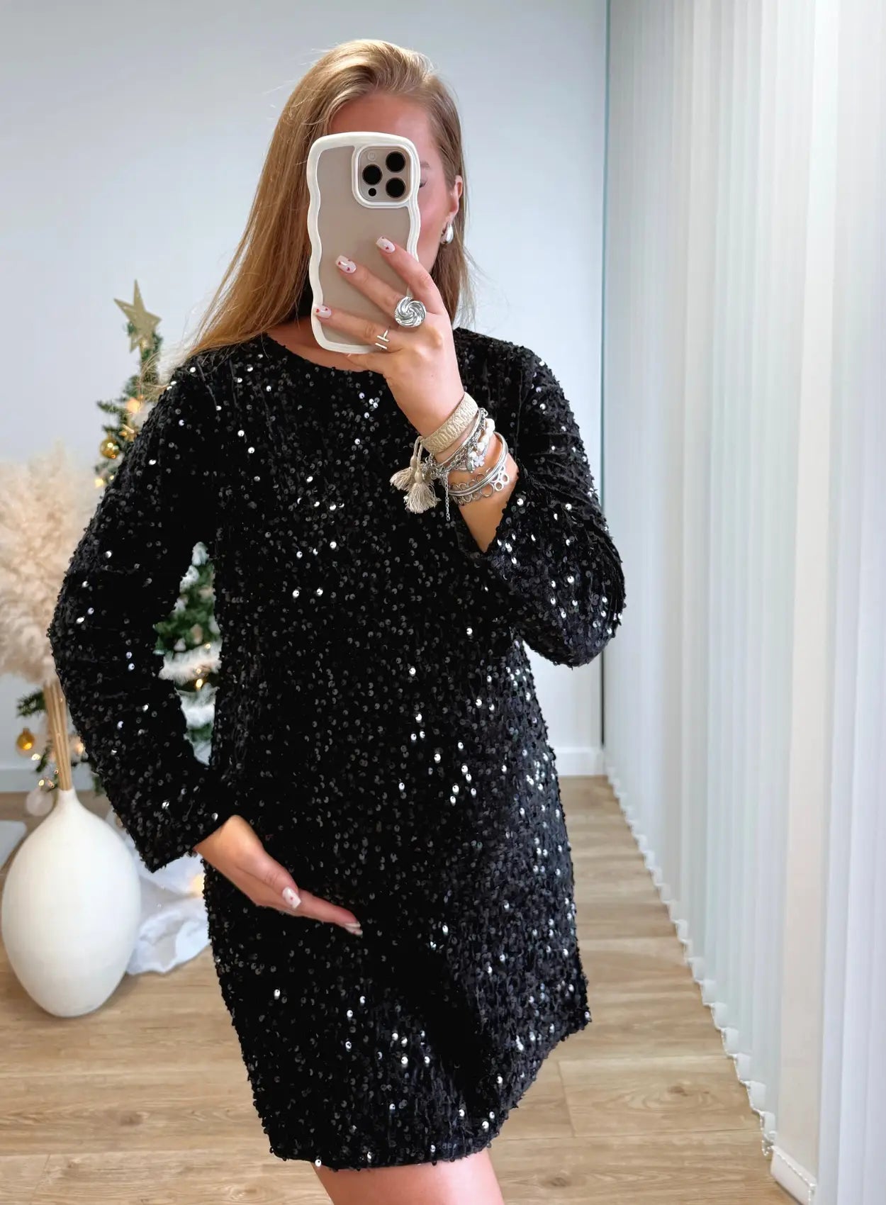 robe-de-grossesse-courte-à-sequins-noir-avec-noeud-dans-le-dos