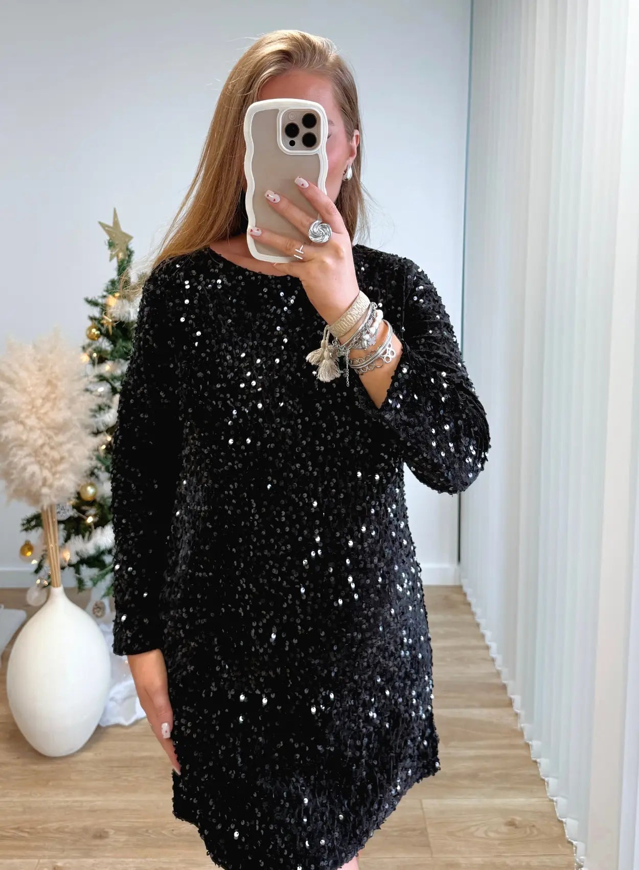 robe-de-grossesse-courte-à-sequins-noir-avec-noeud-dans-le-dos