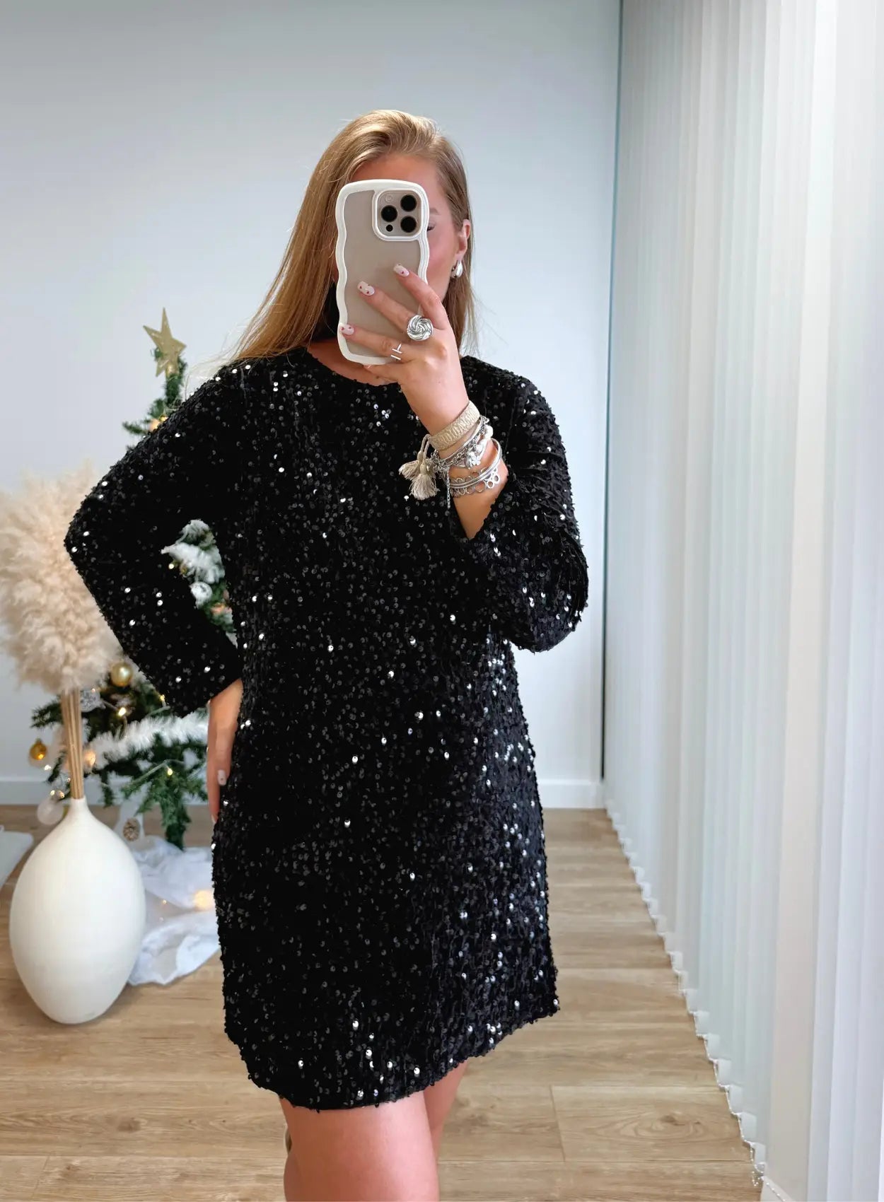 robe-de-grossesse-courte-à-sequins-noir-avec-noeud-dans-le-dos