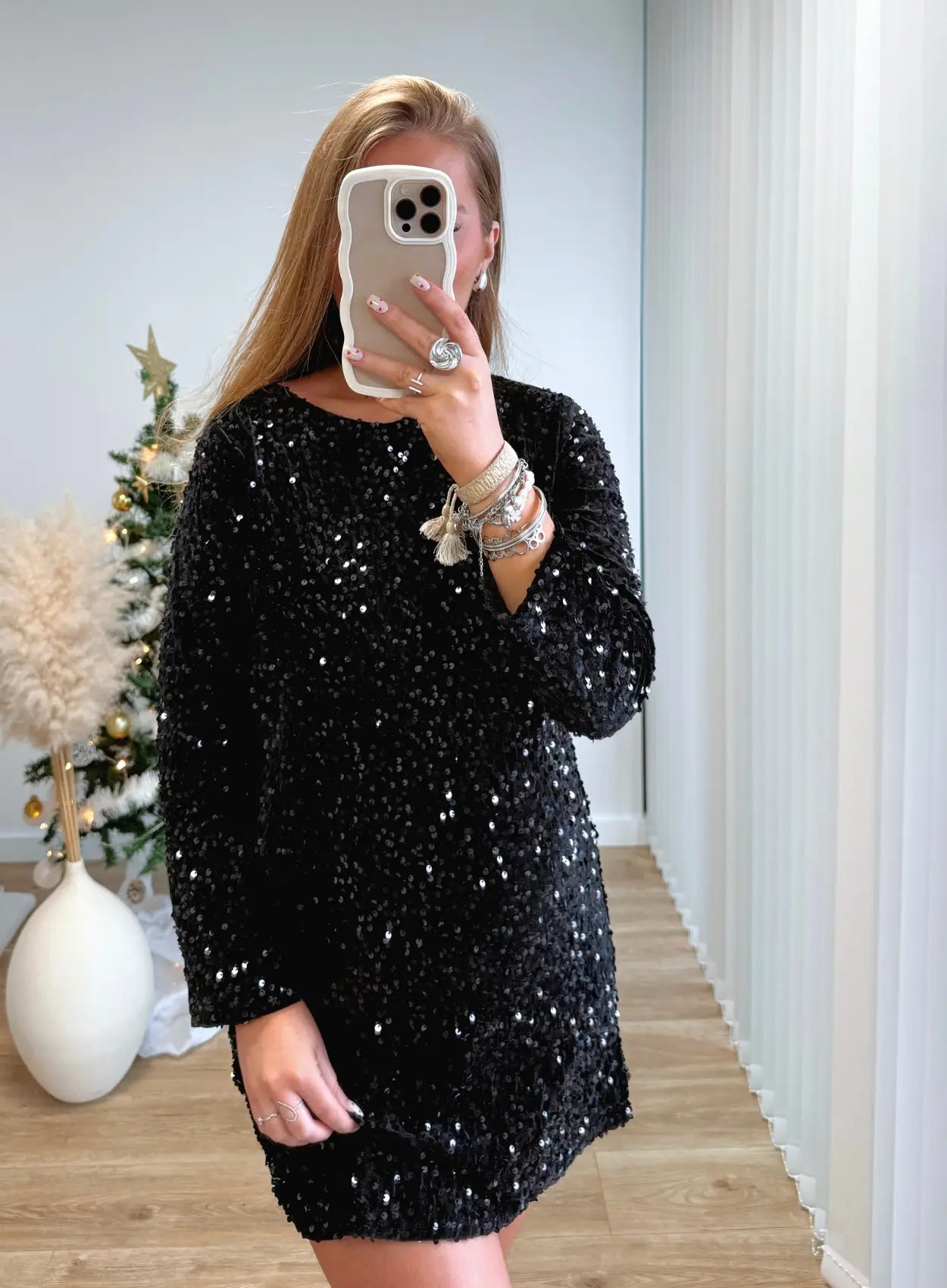 robe-de-grossesse-courte-à-sequins-noir-avec-noeud-dans-le-dos