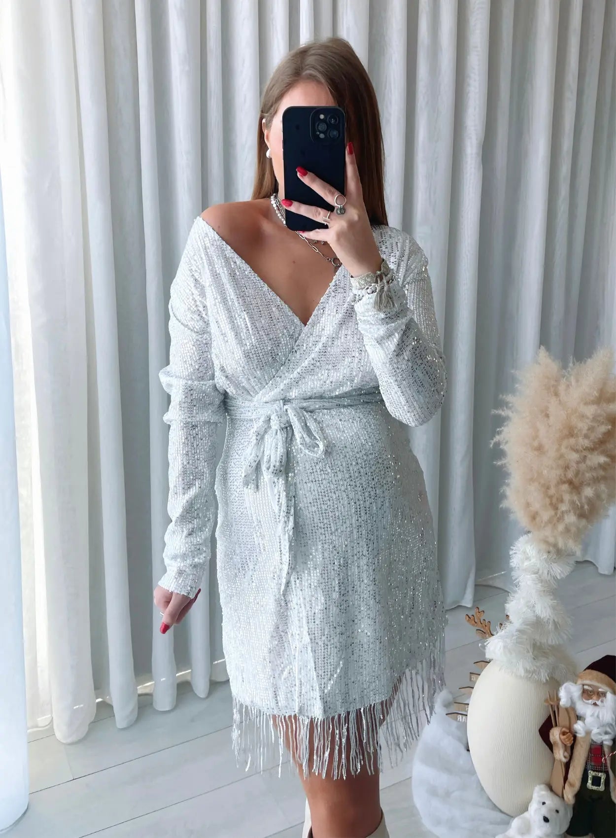 robe-de-grossesse-courte-à-sequins-et-franges-blanche-grise